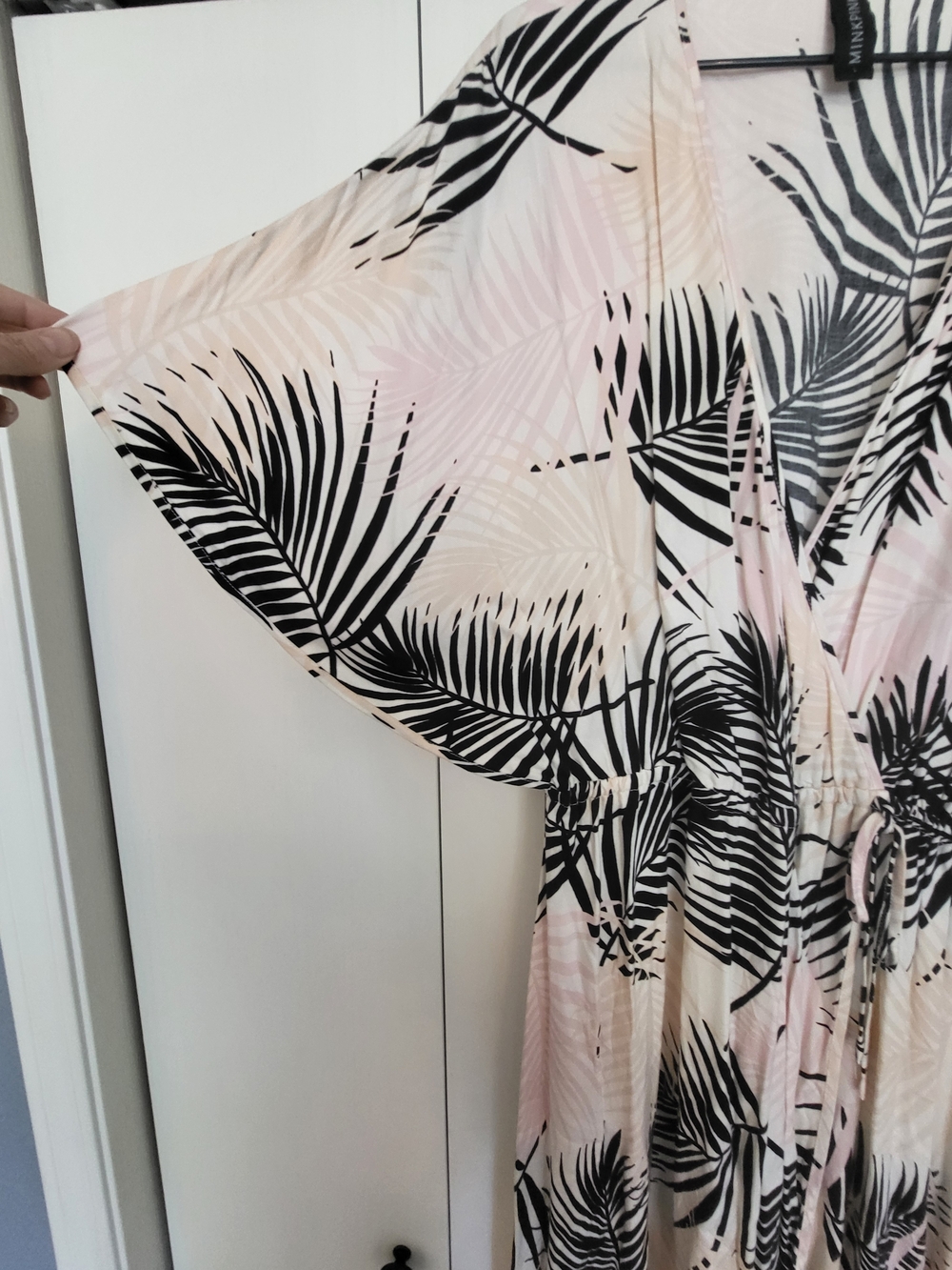 MINKPINK Lg Blush Maxi Dress with Black Palm Print - Picture 4 of 8